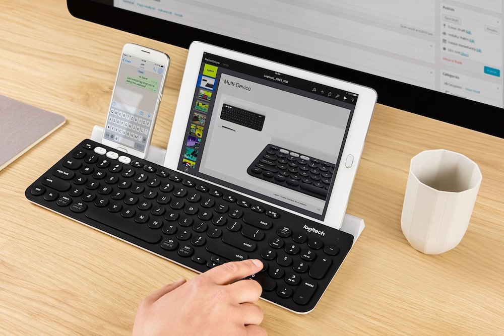 Tastatur mit Smartphone und Tablet im Halter