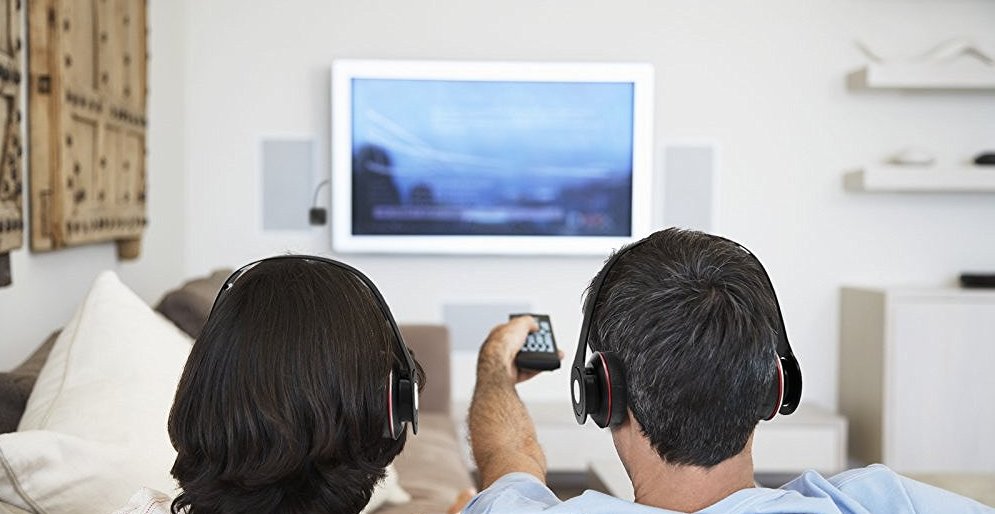Zwei Bluetooth Kopfhörer an einem Fernseher